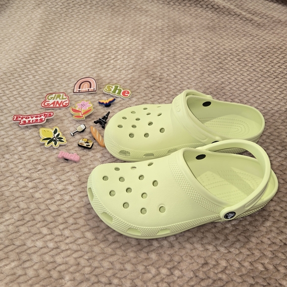 CROCS Adult Light Green Clog. Size 11 For Women Size 9 For Men. Includes Jibbitz - Picture 4 of 16